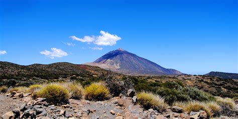 Uitzicht op de vulkaan Pico del Teide op Tenerife, met het maanachtige landschap van Nationaal Park El Teide.