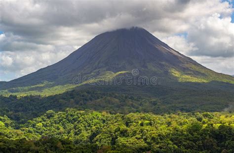indrukwekkende Arenal vulkaan met weelderig groen regenwoud op de voorgrond