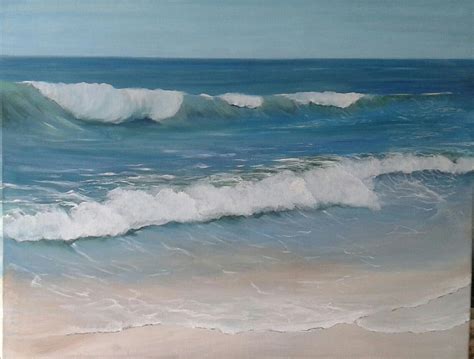 foto van een strand met surfers en golven
