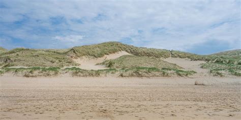 Landschap van de Nederlandse kust met duinen en zee