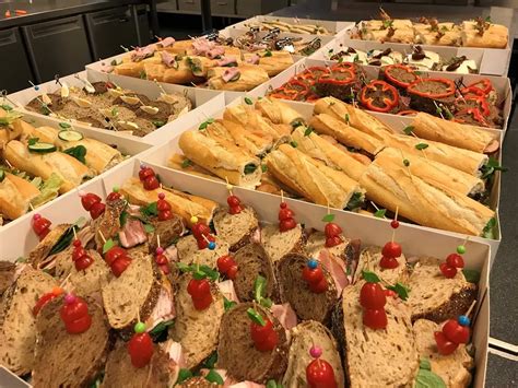 Buffet met diverse broodjes, beleg, fruit en eiergerechten