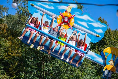 Kinderen genieten in een attractie in het Wilde Westen thema