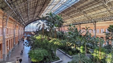 Interieur van het historische Madrid Atocha treinstation.