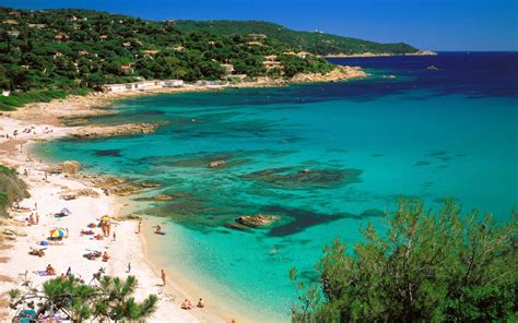 Zicht op de Middellandse Zee met een typische Zuid-Franse camping