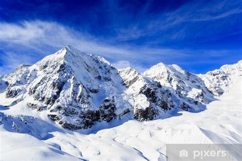 Luchtfoto van de Canadese Rocky Mountains met besneeuwde toppen en een azuurblauw meer