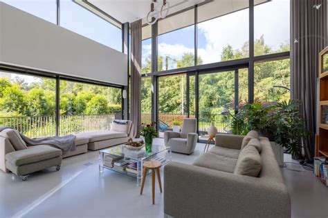 Interieur van een sfeervol natuurhuisje met grote ramen