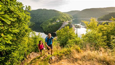 Wandelpad door het Duitse Eifel landschap met vulkanische kenmerken.