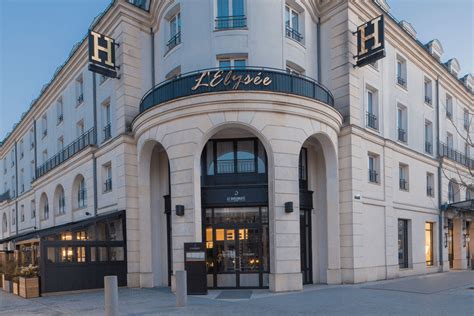 Collage van de buitenkanten van de B&B Hotel, Staycity Aparthotel, Hotel l'Elysee Val d'Europe en Adagio Marne-la-Vallée Val d'Europe