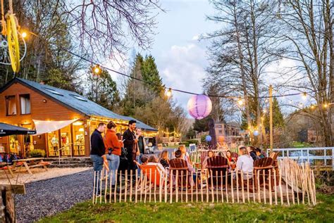gezellige bar met open haard in Landal Nature Parc Saint Hubert