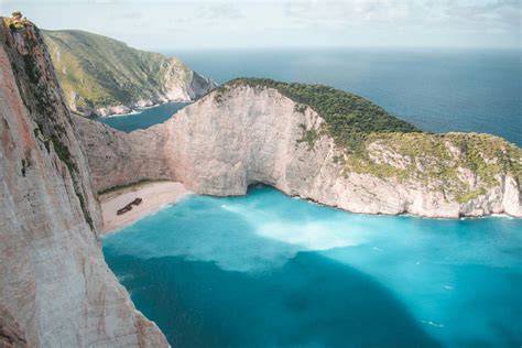 Het iconische Navagio Beach (Scheepswrakstrand) op Zakynthos, omringd door hoge kliffen en helderblauw water