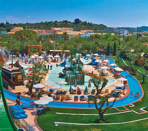 Een kleurrijk waterpark met glijbanen bij Splashworld Aqua Bay, Tsilivi