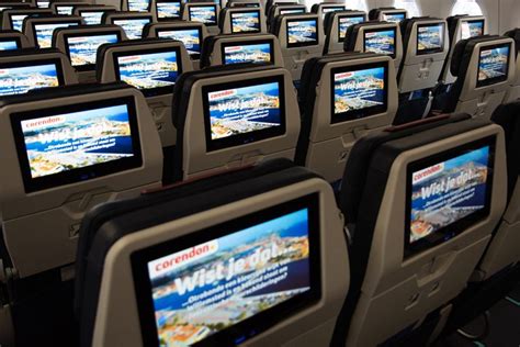 Interieur van een moderne Airbus A350 met entertainment schermen