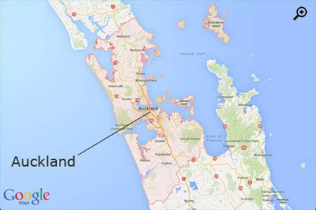 Kaart van Auckland Airport met belangrijke faciliteiten aangegeven