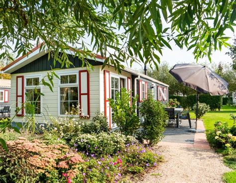 overzichtsfoto van verschillende accommodatietypes op Vakantiepark De Meerpaal