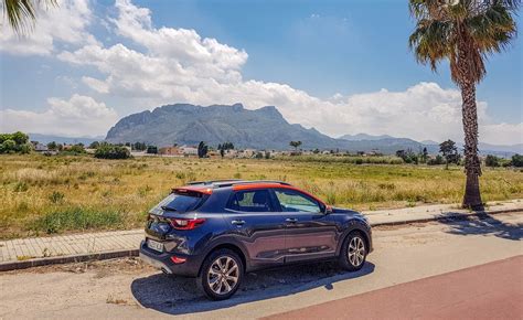 Vogelvlucht van Malaga Airport met huurauto's op de parkeerplaats