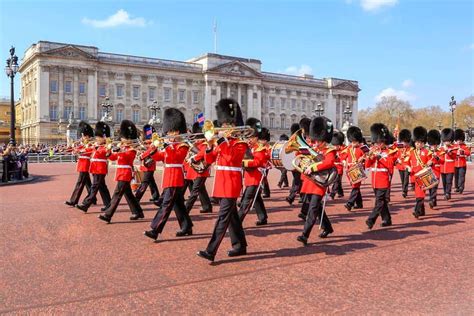 Illustratie van de wisseling van de wacht bij Buckingham Palace