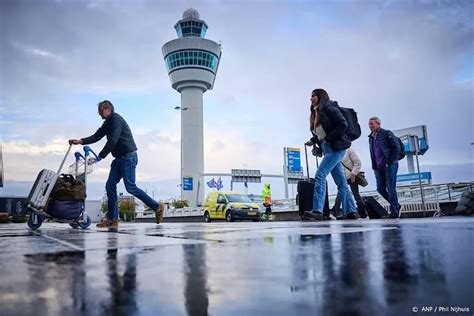 illustratie van een drukke luchthaven met vertraagde vluchten en gestrande reizigers