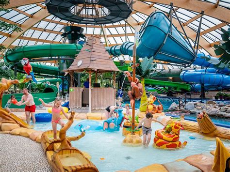 Glijbanen en waterattracties in het subtropisch zwembad