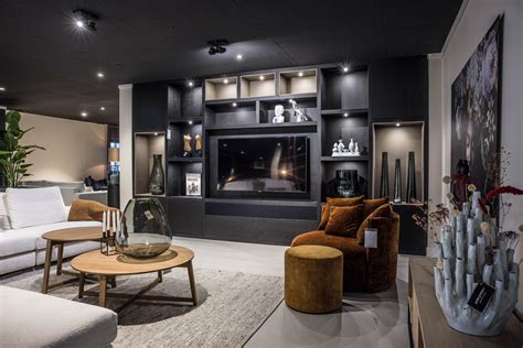 Interieur van een ruime outdoorwinkel met diverse producten voor buitenactiviteiten