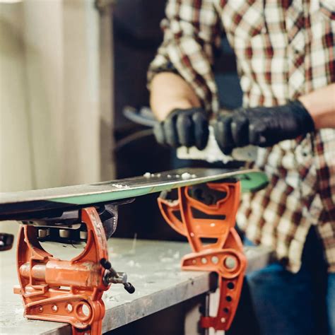 Voorbeeld van een werkplaats voor ski- en snowboardonderhoud