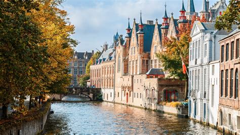 Panorama van de historische binnenstad van Brugge met kanalen en oude gebouwen