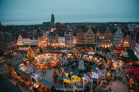 Een sfeervolle kerstmarkt in Brugge met versierde kraampjes en verlichting
