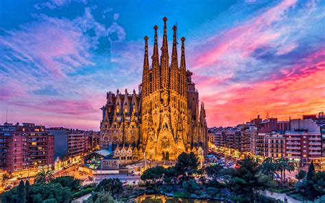 Panorama van Barcelona met de Sagrada Familia op de achtergrond