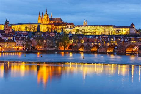 Uitzicht op de Karelsbrug en de Praagse Burcht in Praag