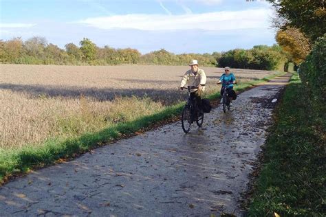 fietsers en wandelaars op een pad in de natuurrijke omgeving van het Landgoed Ehzerwold
