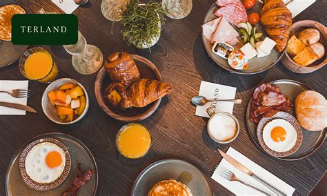 een tafel met een uitgebreid ontbijtbuffet, inclusief een station om zelf eieren te bakken