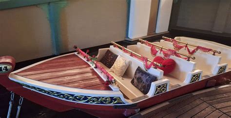 Een bootje vaart door de sfeervolle setting van Fata Morgana