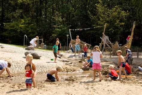 Foto van kinderen die genieten van het animatieprogramma of de speeltuin.