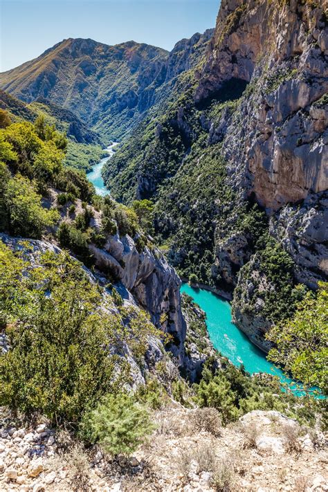 Spectaculair landschap van de Gorges du Verdon met een rivier op de bodem.