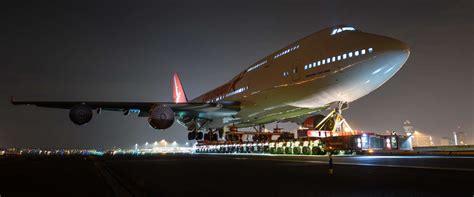 Foto van de Boeing 747 die achteruit in de hoteltuin wordt gemanoeuvreerd.