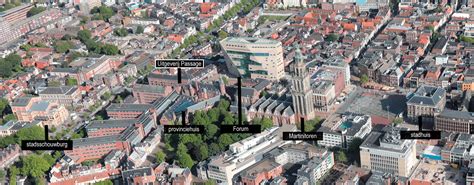 Verschillende gidsen van A Guide to Leeuwarden die groepen rondleiden door de stad