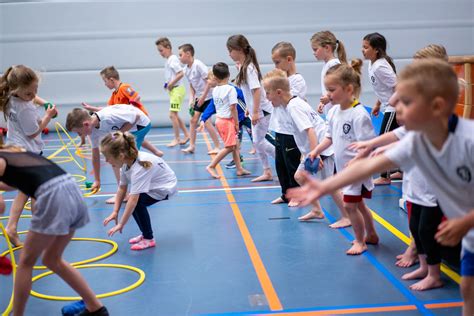 Groep kinderen die diverse sporten en spelletjes doen tijdens een kinderfeestje