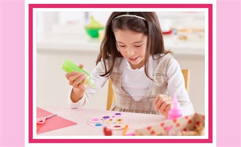 Kinderen die creatief bezig zijn met knutselen en versieren van taartjes