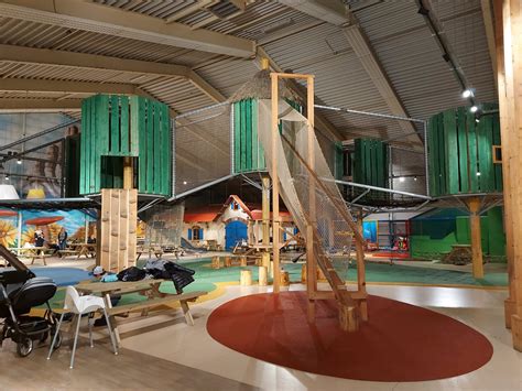 Overzicht van faciliteiten op een Landal park: indoor speeltuin, zwembad, bowlingbaan