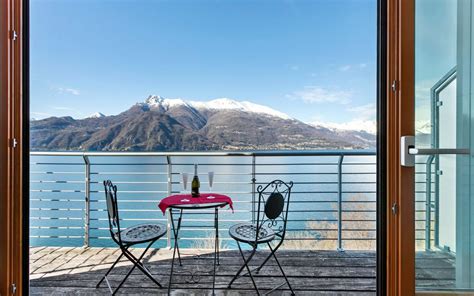 Interieur van een VIP cottage met uitzicht op het meer