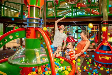 Kinderen die spelen in de BALUBA indoor speelwereld