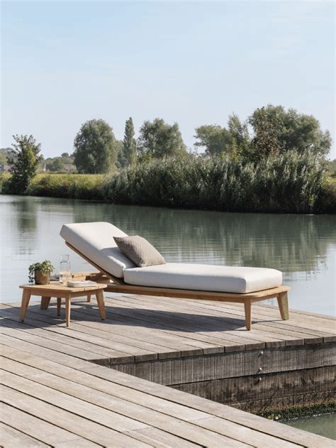 Gouden zandstrand op Skiathos met turquoise water en ligstoelen