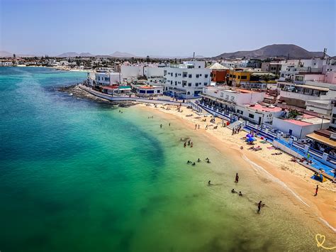 Uitzicht op de kustlijn van Fuerteventura met de karakteristieke witte huizen van Corralejo