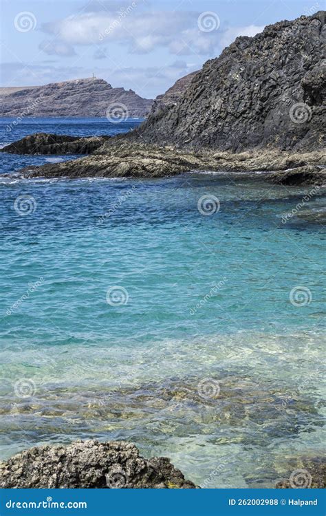 Uitzicht op het eiland Lobos met zijn vulkanische landschap en helderblauwe zee