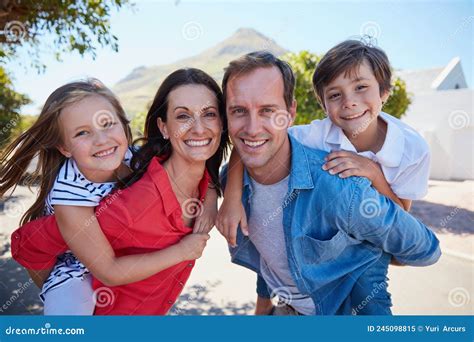 Foto van een gezin met kinderen op een avontuurlijke speeltuin in de bergen