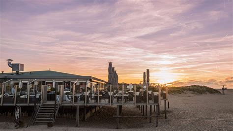 Het terras van Strandpaviljoen Paal 10 met uitzicht op zee.