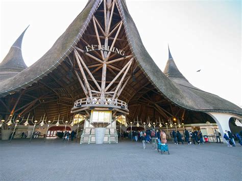 Illustratie van de Efteling-ingang met een 'Volgeboekt' bord