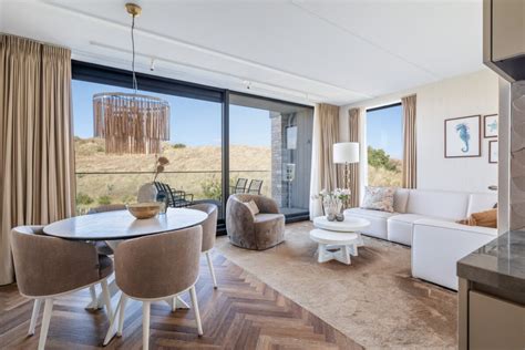Interieurfoto van een luxe ingericht appartement in Residence Westduin met uitzicht op de duinen.