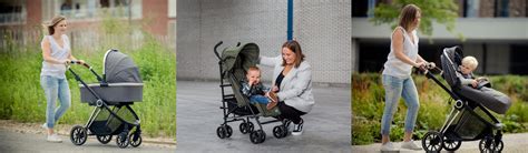 Een baby in een wandelwagen die naar de Stoomcarrousel kijkt