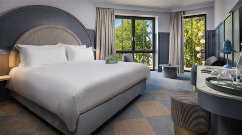 Een stijlvolle hotelkamer in het Efteling Grand Hotel met uitzicht op het park