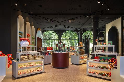 Interieur van een van de souvenirwinkels in het Efteling Grand Hotel